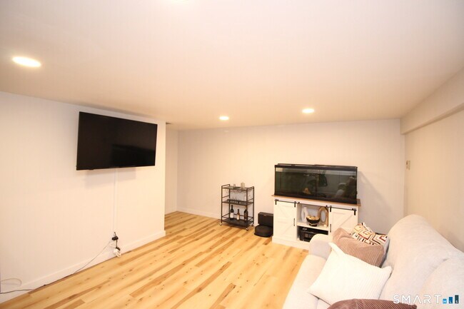 Building Photo - 30 Maple Tree Ave