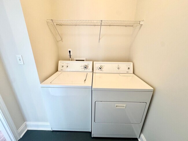 Building Photo - Beautiful 1-Bedroom Corner Unit - Just minutes from Uptown Charlotte!