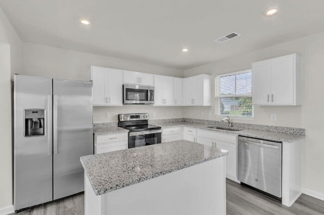 Building Photo - Modern 3BR Townhome with Bonus Room Near F...