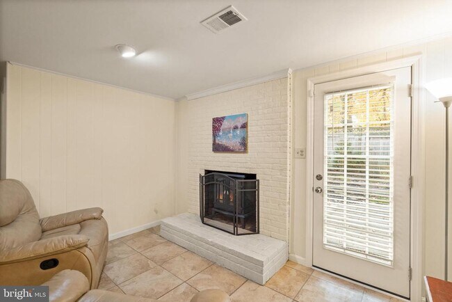 Building Photo - 7421 Beverly Manor Dr