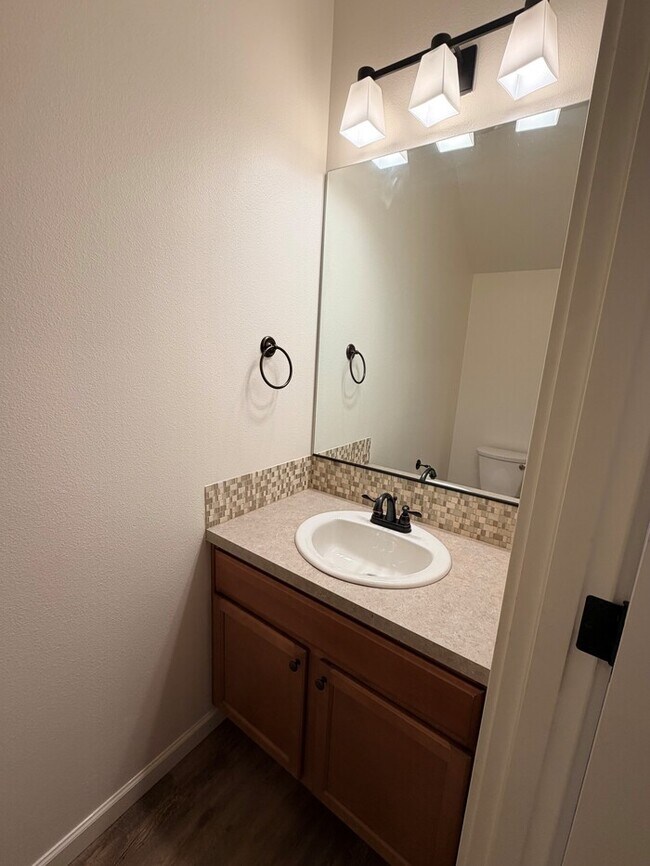 Building Photo - Beautiful Home w/Gas Fireplace, Plank Flooring, Fenced Yard, Garage, W/D & MORE!