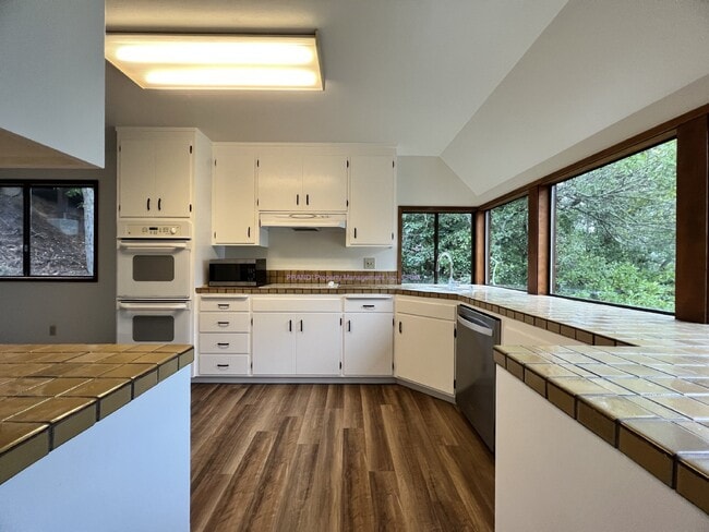 Building Photo - Beautiful 3 Bedroom, 2.5 Bathroom - Treehouse Sanctuary Home in Sausalito.