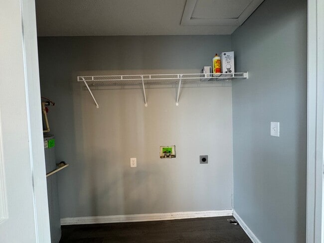 Building Photo - Spacious 3 bedroom, two bathroom home close to GM, Magna and Industrial Park