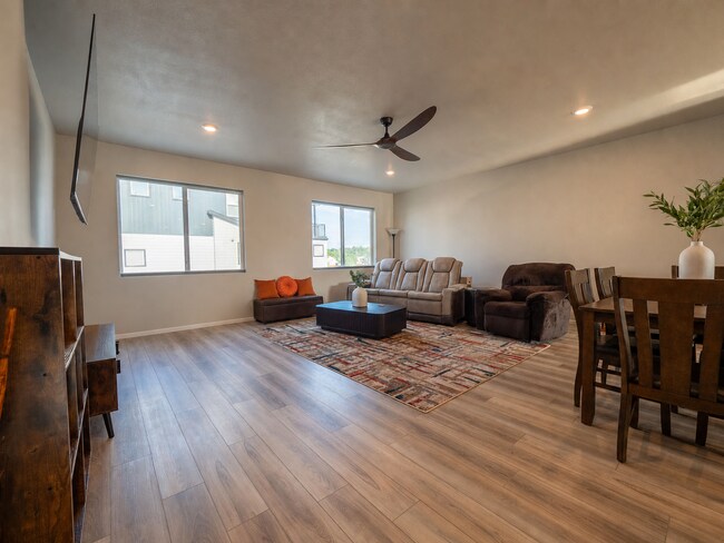 Building Photo - Astonishing 3 Bed/3.5 Bath Tri Level Townhome.   Must see to believe!!