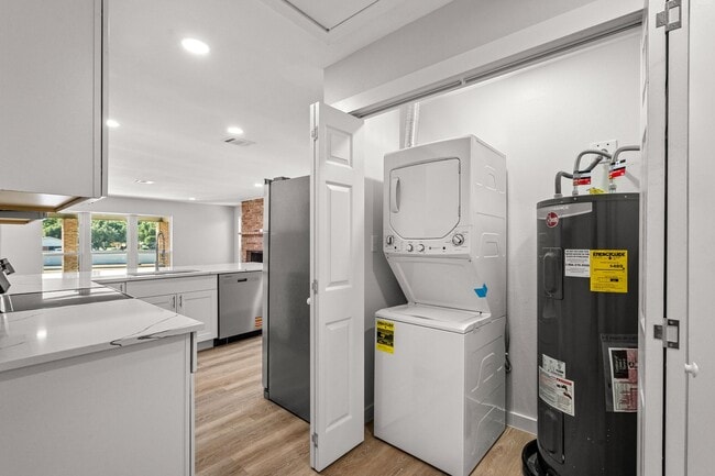 Building Photo - SW Loop 820 - 4304/4306 *Lease Up Only*