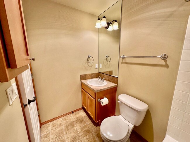 Building Photo - Spacious 2 Bedroom Sagebrook Townhome