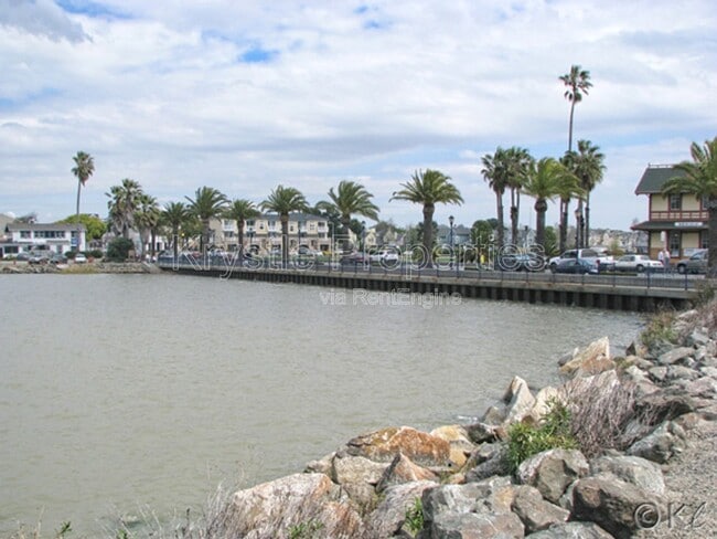 Building Photo - 125 W F St