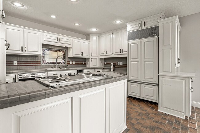 Building Photo - 274 Elkins Rd