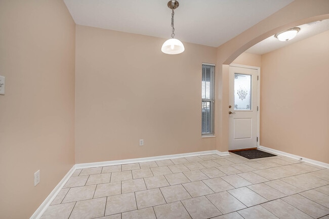 Building Photo - 2215 Rolling Hills Dr