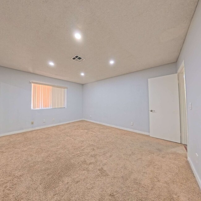 Building Photo - Beautiful 2 Bedroom 2 Bathroom Condo at The Lakes!