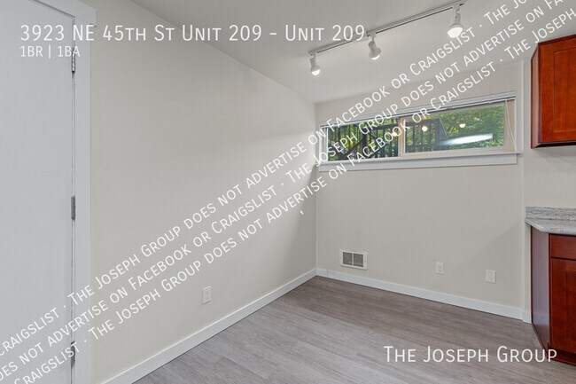 Building Photo - 3923 NE 45th St