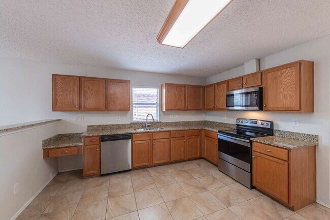 Building Photo - Great Location!