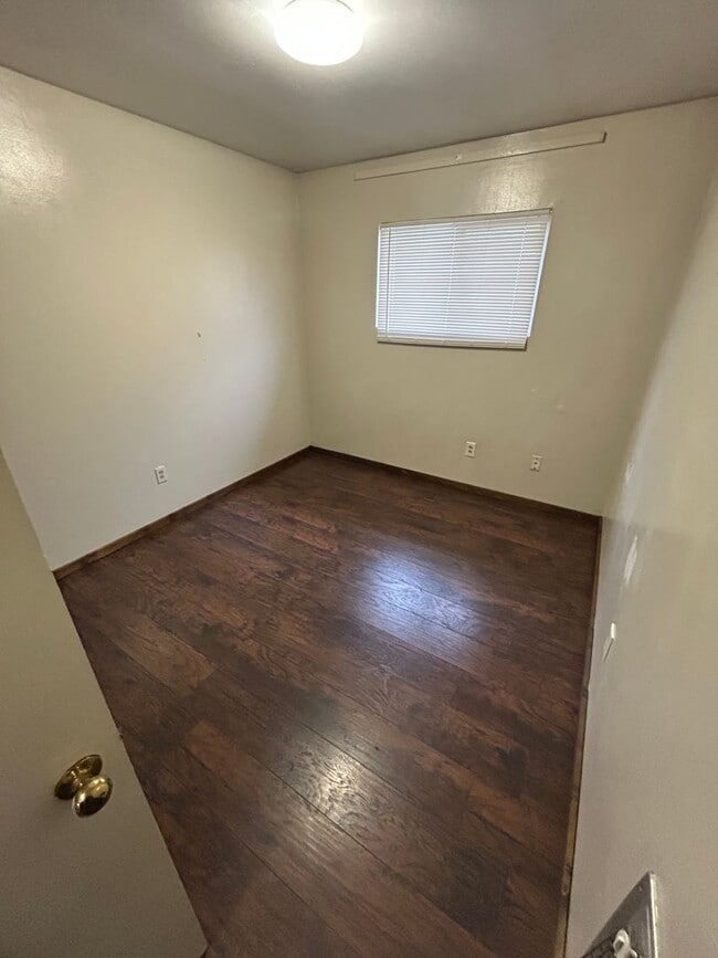 Building Photo - 3 Bedroom/1 bath Home available now.