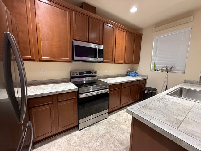 Building Photo - 3 Bedroom DuPont Condo for Rent