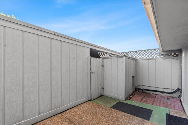 Building Photo - 2417 Jamestown Mal