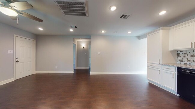 Building Photo - 6801 Greenhurst St