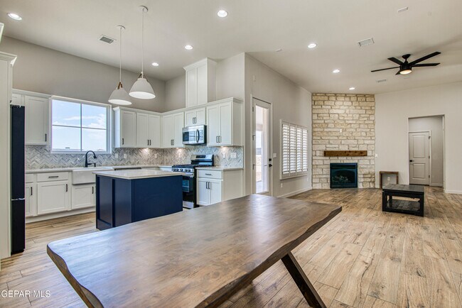 Building Photo - 805 Mormon Tea Dr