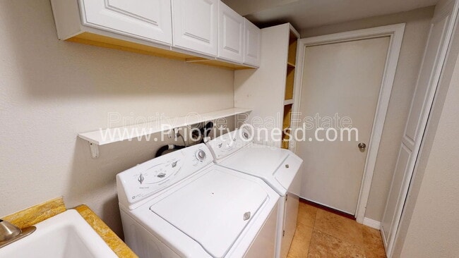 Building Photo - 10360 Londonderry Ave