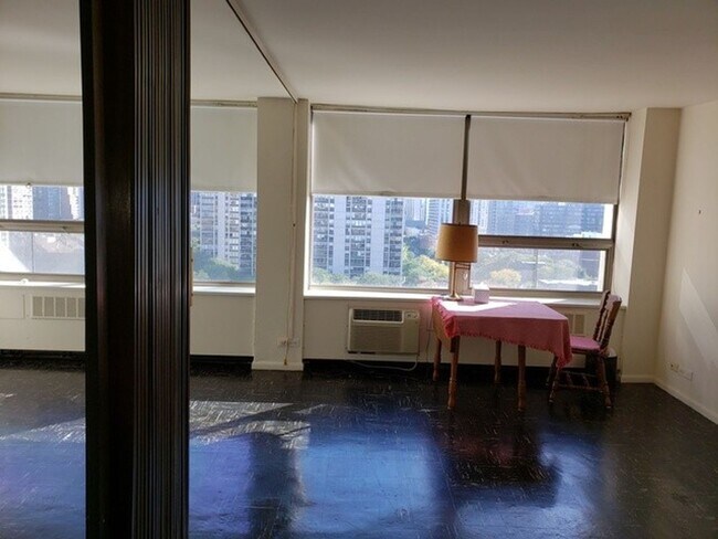 Building Photo - Studio in Gold Coast