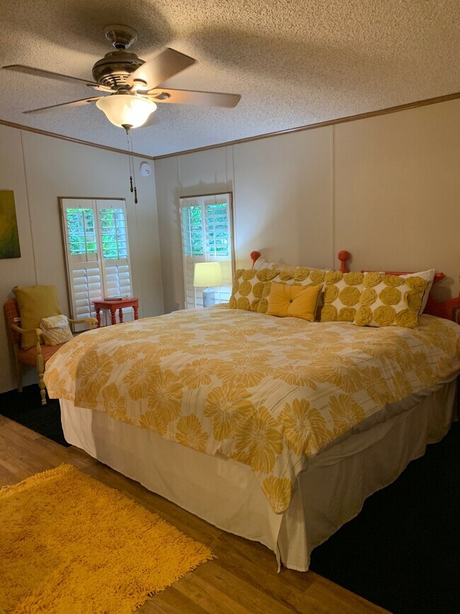Building Photo - Furnished spacious 3/2.5 home. Corporate a...