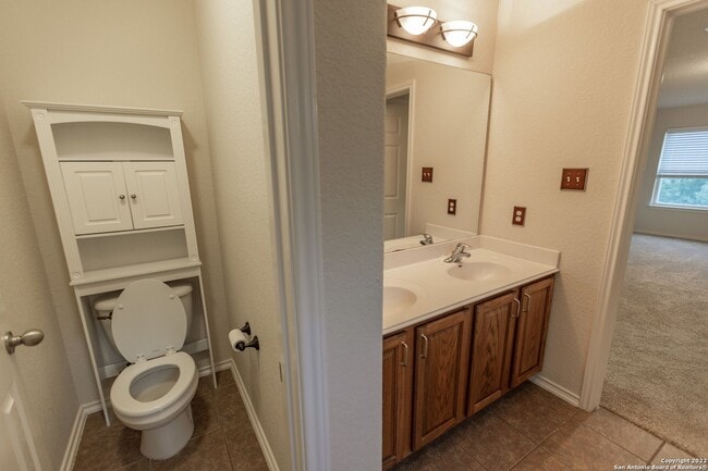 Building Photo - Stunning 5 bedroom 3 full bath home in the...