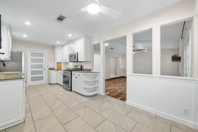 Building Photo - 6806 Edinburgh Cove