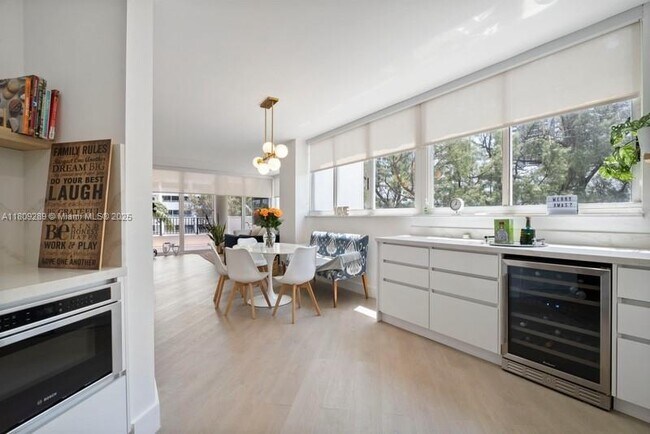 Building Photo - 6422 Collins Ave