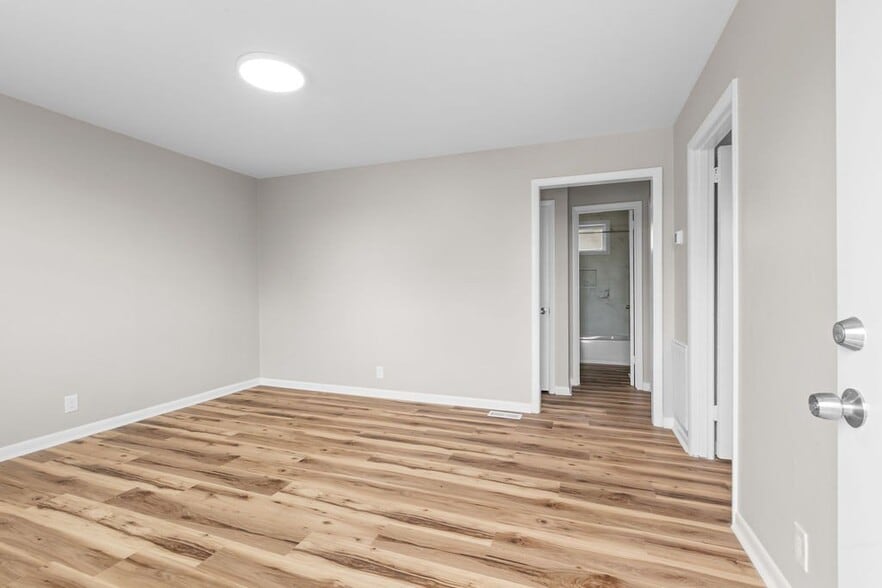 Building Photo - 895a W Sharpe Ave