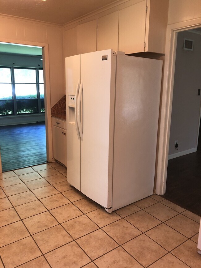 Building Photo - *3/2*SOUTHERN HILLS/SOUTHWOOD*FRESH PAINT*