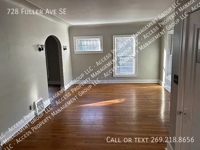 Building Photo - 728 Fuller Ave SE