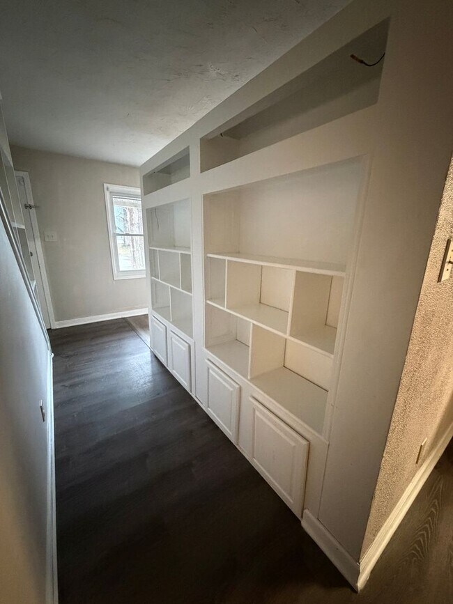 Building Photo - Charming 3-Bedroom Home in Cuyahoga Falls with Flexible Living Space & Fenced Yard!