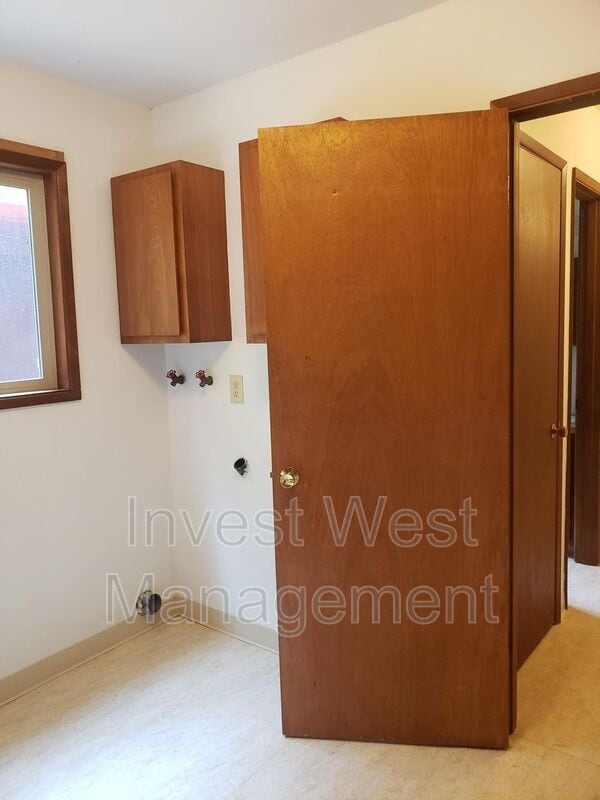 Building Photo - 5916 NW Bernie Dr