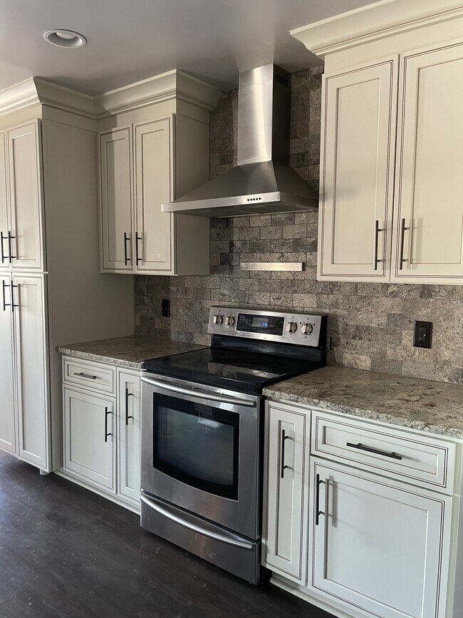 Building Photo - 7119 Summit Dr
