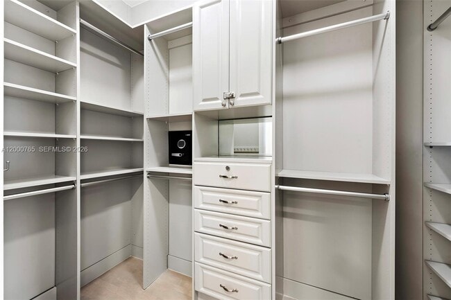 Building Photo - 552 Palm Dr