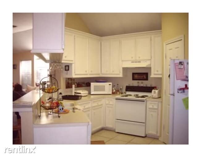 Building Photo - Spacious 3/2 duplex in great location