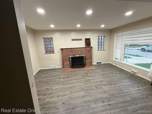 Building Photo - 6835 Rosemont Ave