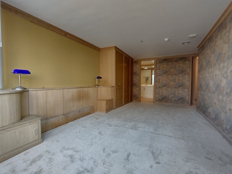 Master bedroom and bathroom - 121 S Hope St