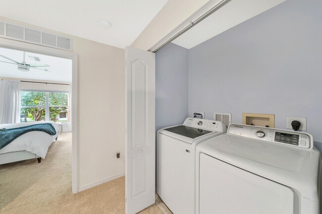 Building Photo - 6086 Seminole Gardens Cir