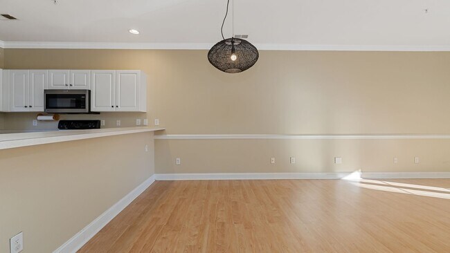 Building Photo - 4880 Dahlia Ct