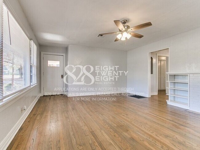 Building Photo - *AVAILABLE NOW!* 2 Bed/2 Bath Duplex Close to Campus Corner!