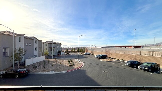 Building Photo - Wonderful 3 Bedroom townhouse with a 1 car garage - 3 levels located in North Las Vegas