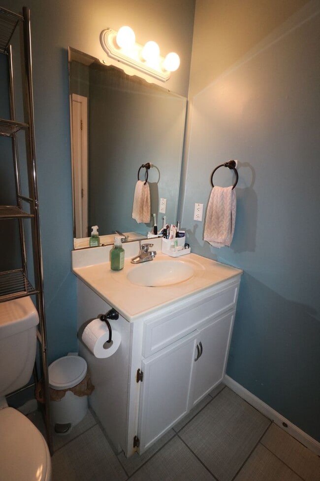 Building Photo - Awesome 4 bedroom duplex located in quite ...