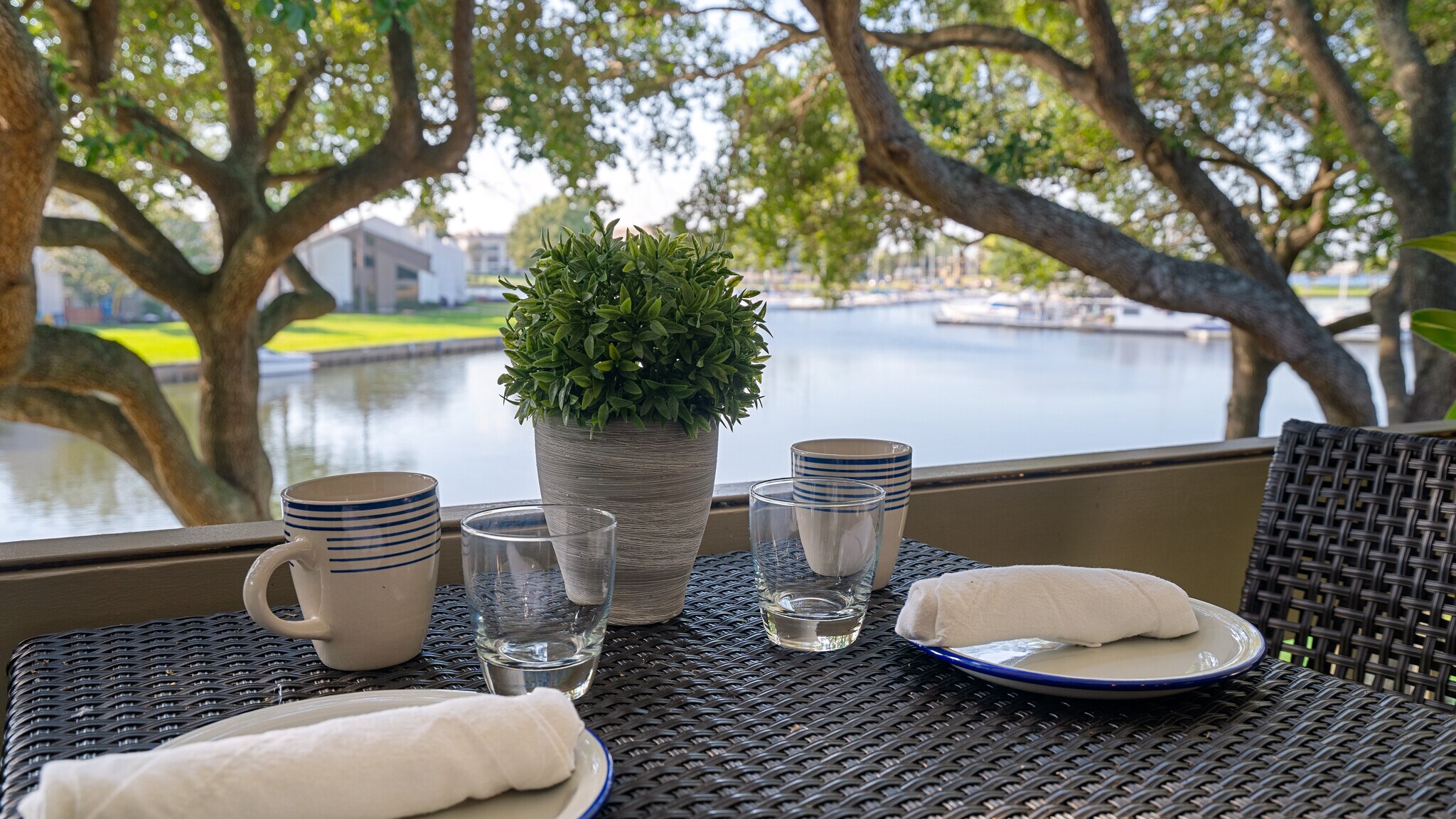 Dining a la fresco - 12100 Melville Dr