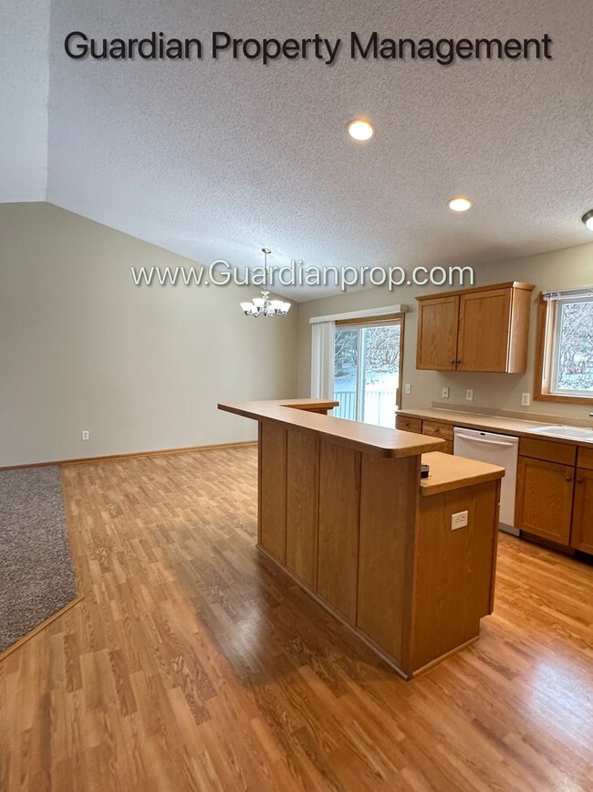 Building Photo - Single Family Home, Dishwasher, New Carpet...