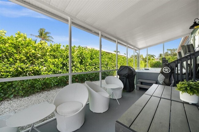 Building Photo - 648 E Palm Ave