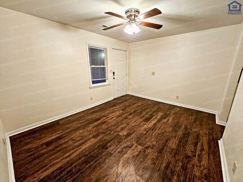 Building Photo - 702 Couch St