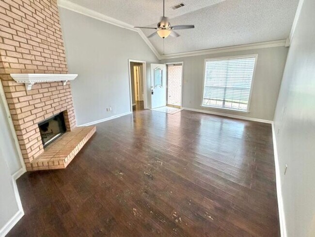 Building Photo - Southeast Recently Renovated 3 Bedroom 2 Bath Available NOW! Memphis, 38125