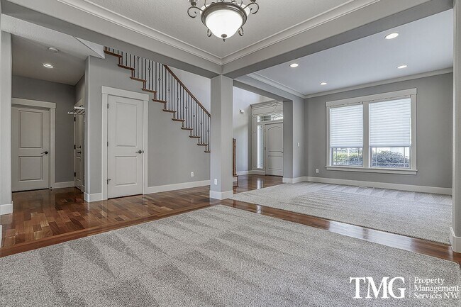 Primary Photo - Large Pet Friendly 3 bed 2.5 bath home in ...