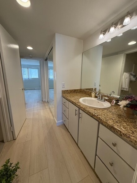 Larger bedroom/bathroom-ensuite - 4322 Matilija Ave