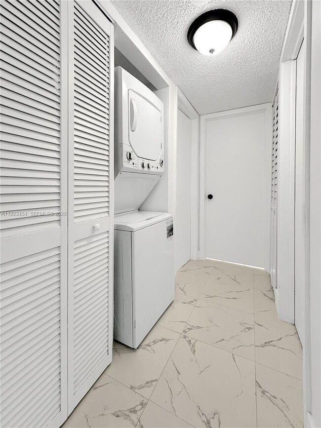 Building Photo - 211 Lake Pointe Dr